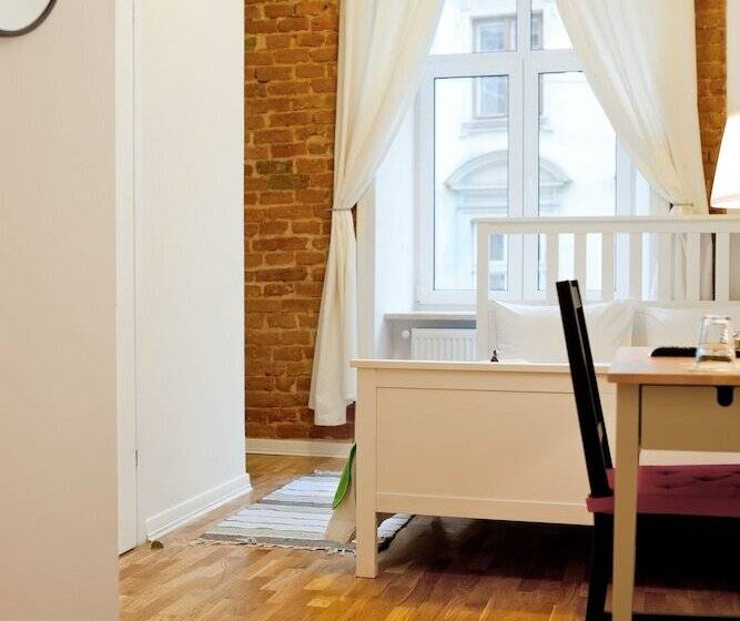 اتاق اکونومی, Danylo Inn