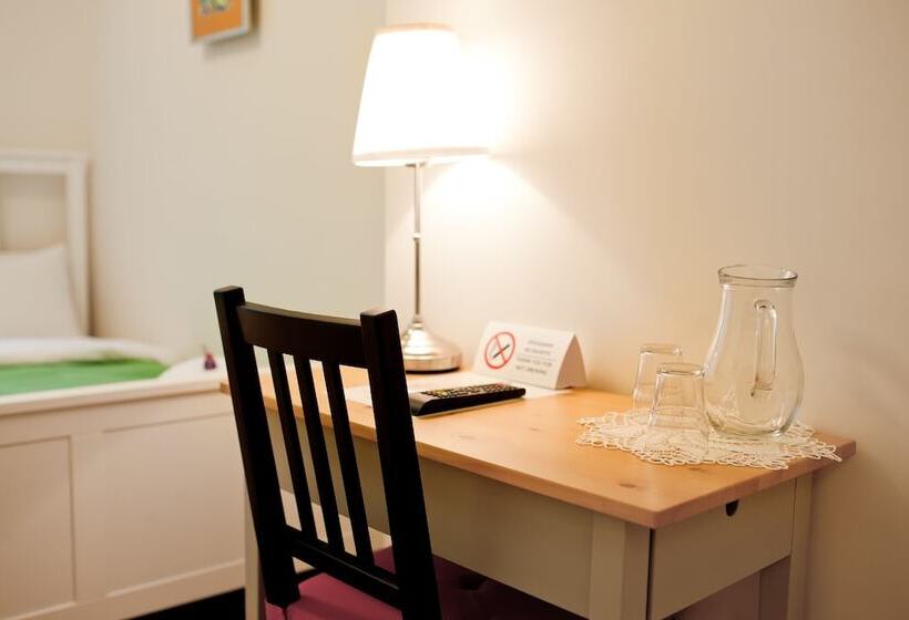 اتاق اکونومی, Danylo Inn