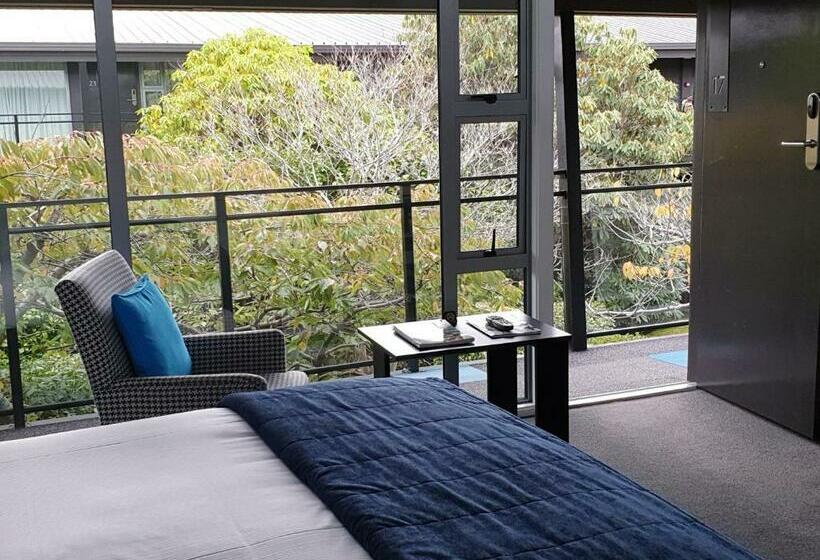 استوديو إدارى, Aurora On George