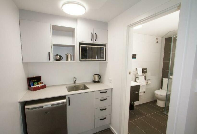 استوديو إدارى, Aurora On George