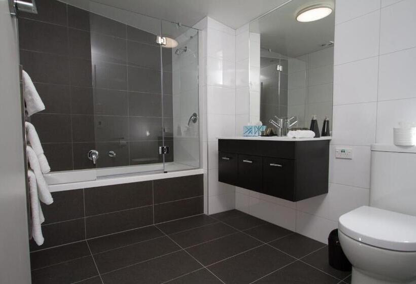 إستوديو ديلوكس, Aurora On George