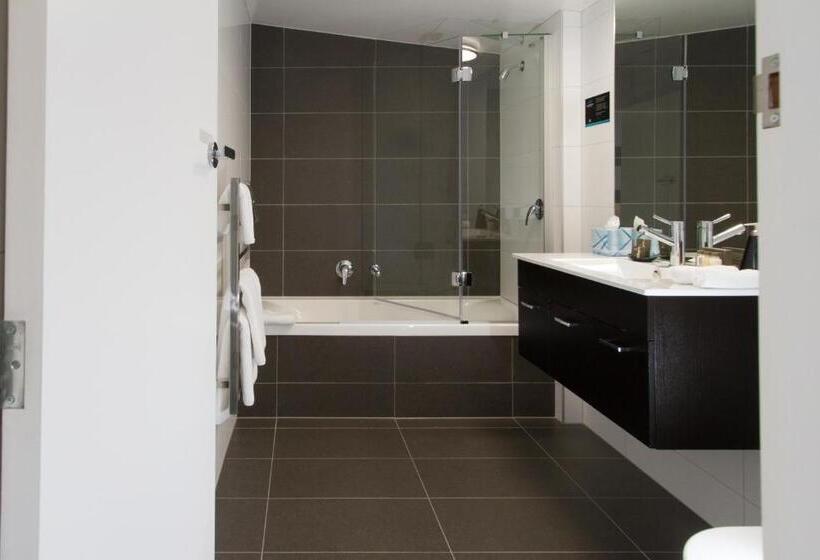 إستوديو ديلوكس, Aurora On George