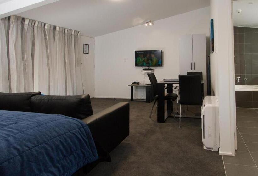 إستوديو ديلوكس, Aurora On George