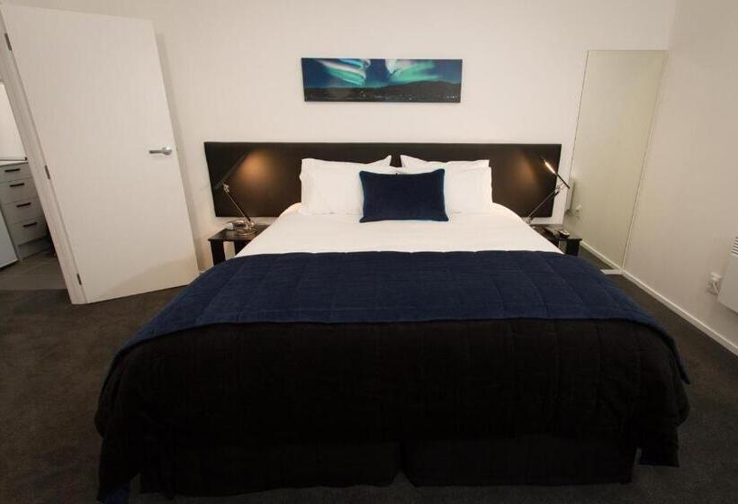 شقة غرفة واحدة, Aurora On George