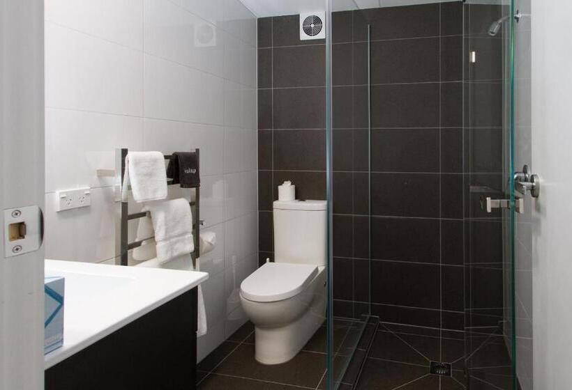 شقة غرفة واحدة, Aurora On George