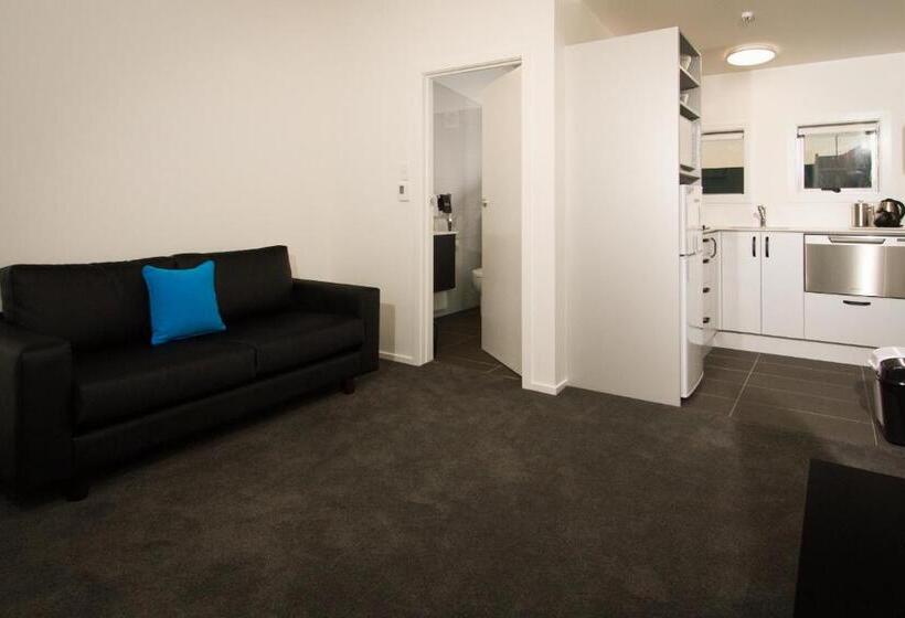 شقة غرفة واحدة, Aurora On George