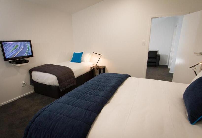 شقة غرفة واحدة, Aurora On George