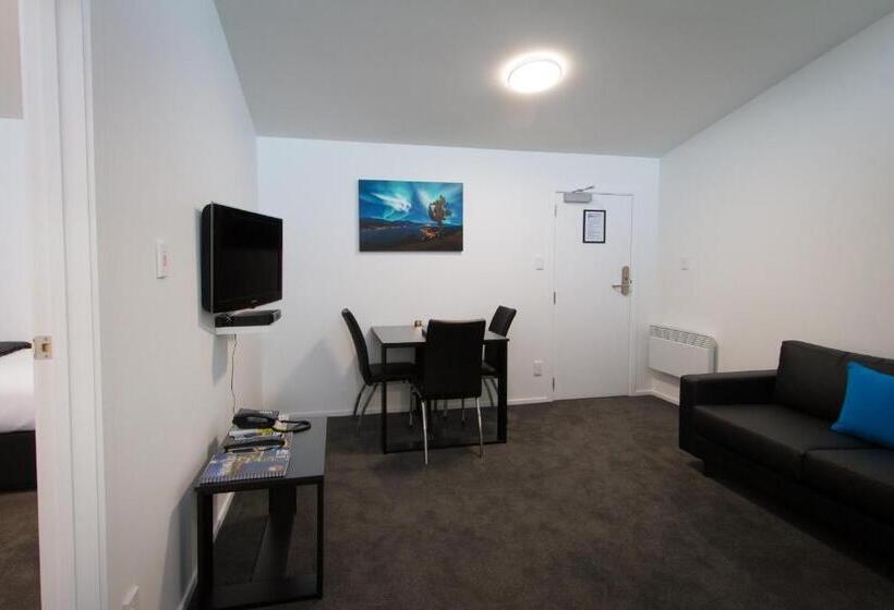 شقة غرفة واحدة, Aurora On George