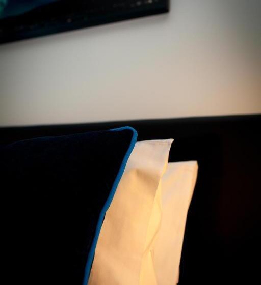 شقة غرفة واحدة, Aurora On George