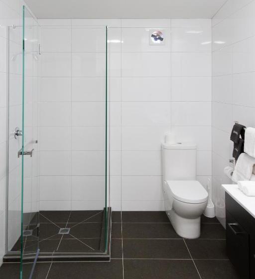 شقة غرفتين, Aurora On George