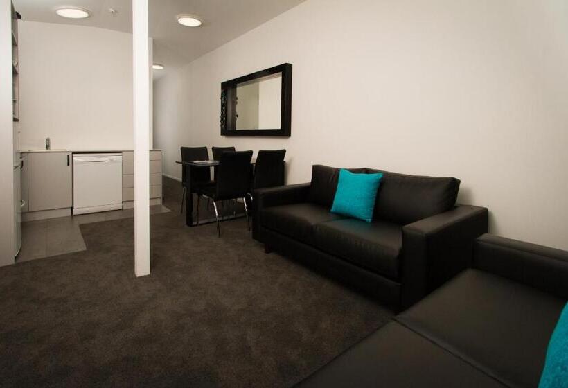 شقة غرفتين, Aurora On George