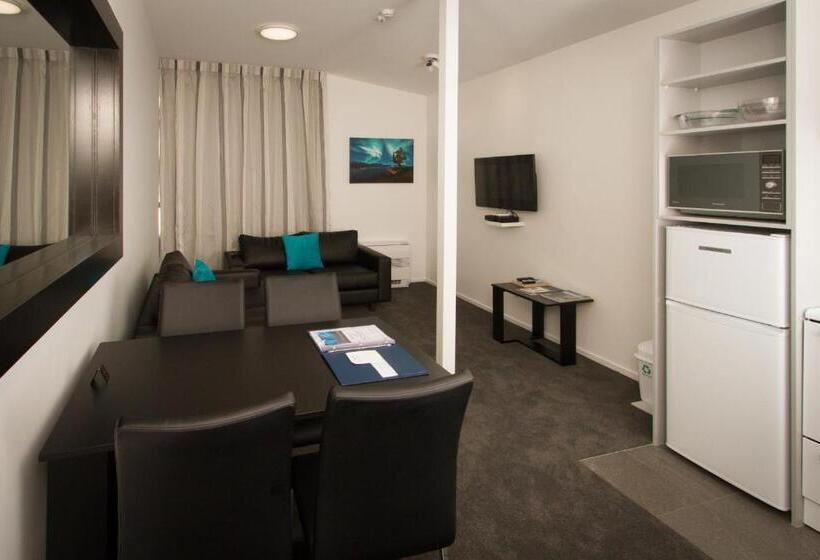 شقة غرفتين, Aurora On George