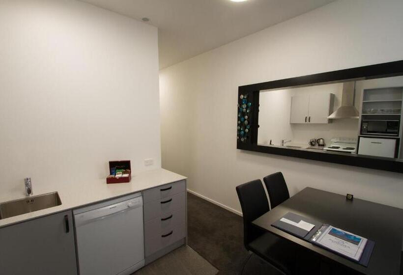 شقة غرفتين, Aurora On George