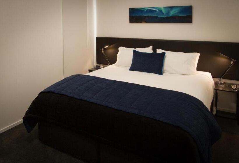 شقة غرفتين, Aurora On George