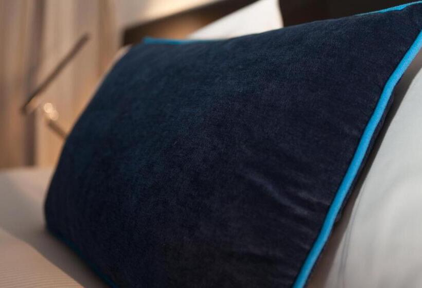 شقة غرفتين, Aurora On George