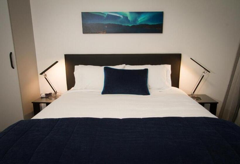 شقة غرفتين, Aurora On George