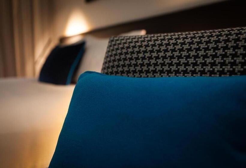 إستوديو قياسى مطلّ علي الحديقة, Aurora On George