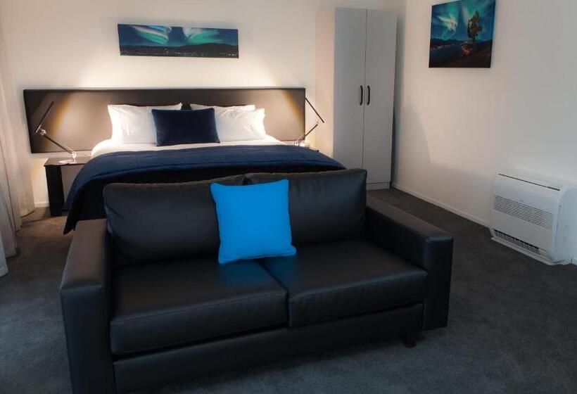 إستوديو ديلوكس, Aurora On George