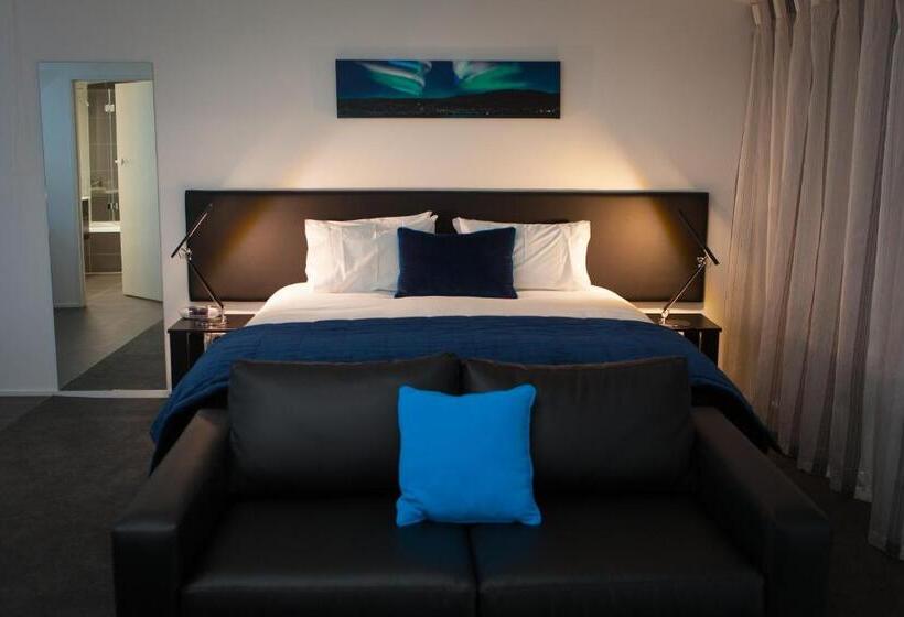 إستوديو ديلوكس, Aurora On George