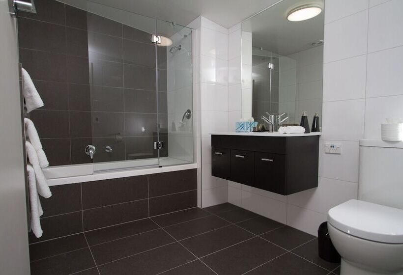 إستوديو ديلوكس, Aurora On George