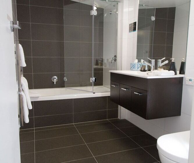 إستوديو ديلوكس, Aurora On George