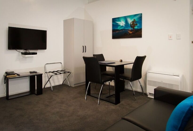 إستوديو ديلوكس, Aurora On George