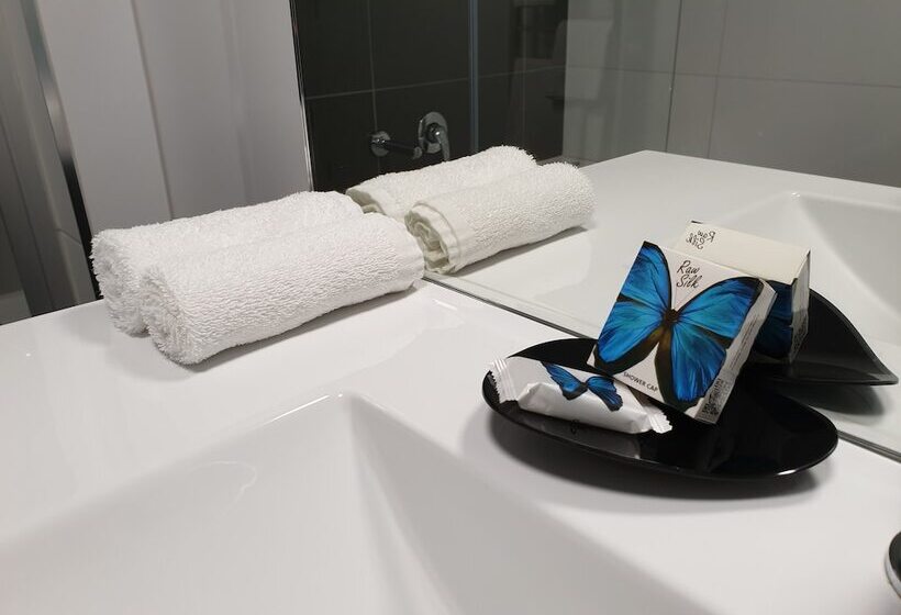 استوديو إدارى, Aurora On George