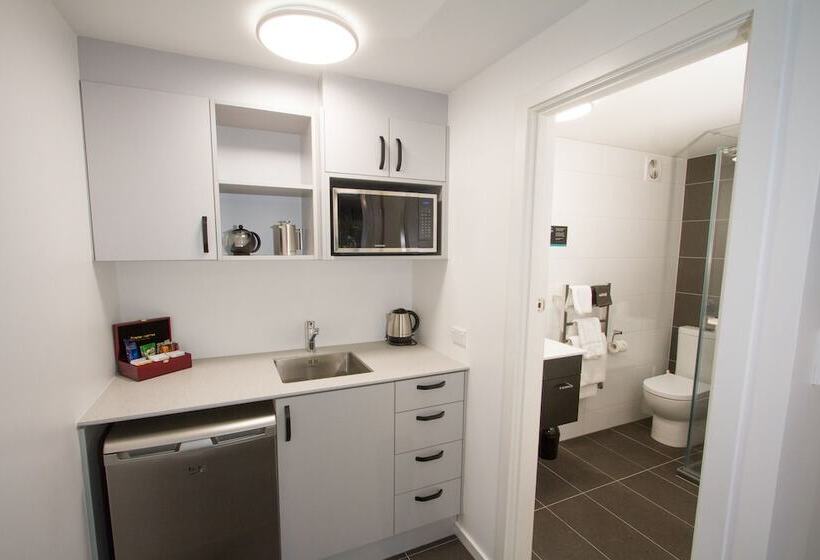 استوديو إدارى, Aurora On George