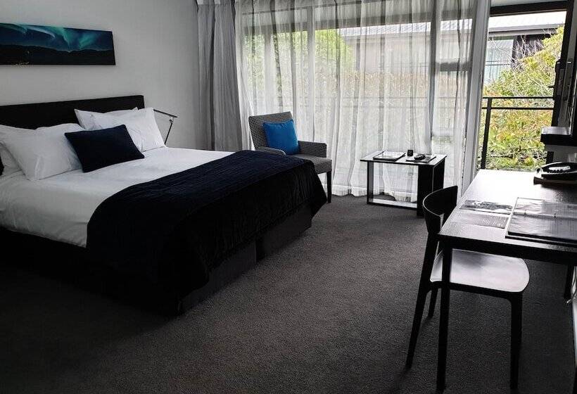 استوديو إدارى, Aurora On George