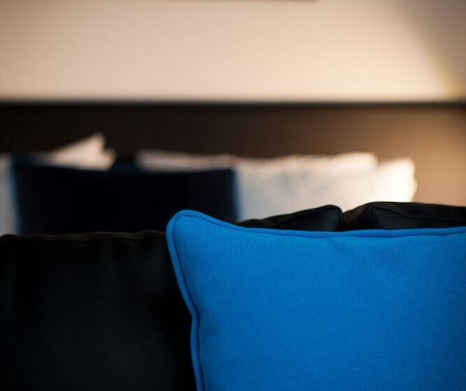 إستوديو ديلوكس, Aurora On George