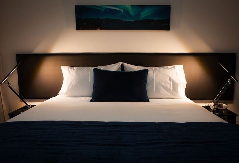 استوديو إدارى, Aurora On George