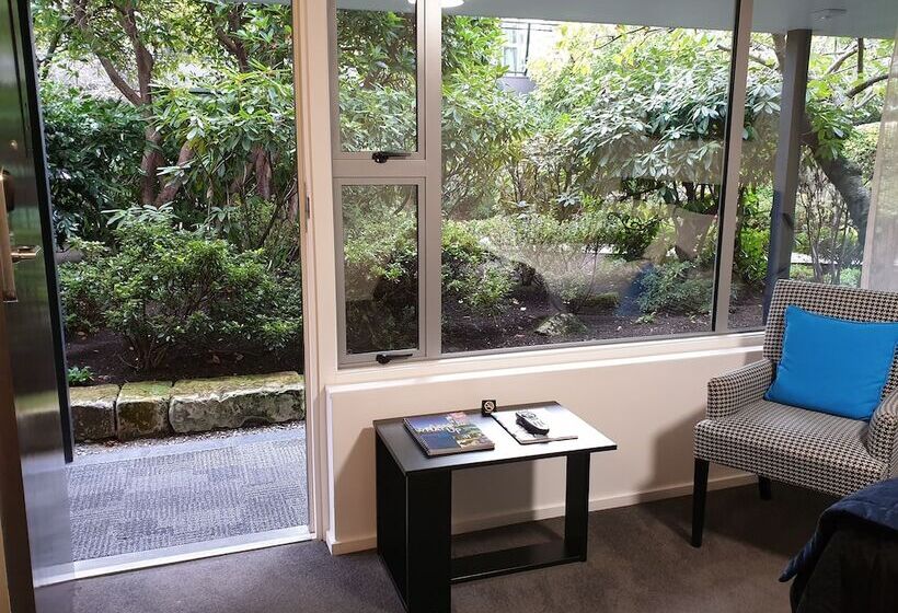 استوديو إدارى, Aurora On George