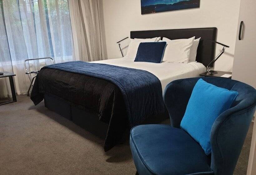 استوديو إدارى, Aurora On George