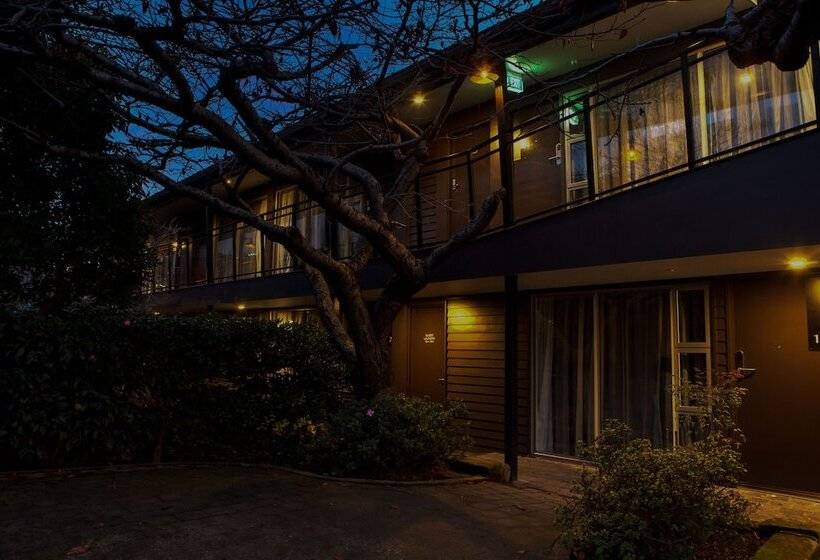 استوديو إدارى, Aurora On George