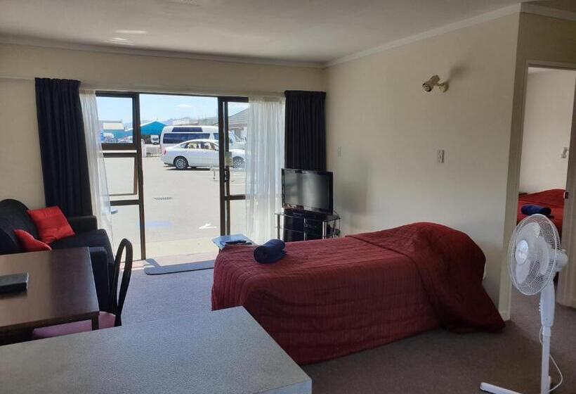 شقة غرفة واحدة, Oxford Court Motel