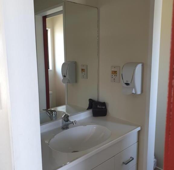 شقة غرفة واحدة, Oxford Court Motel