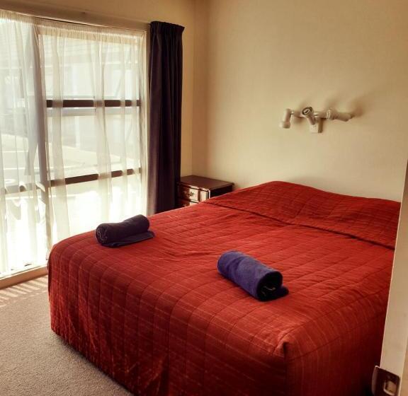 شقة غرفة واحدة, Oxford Court Motel