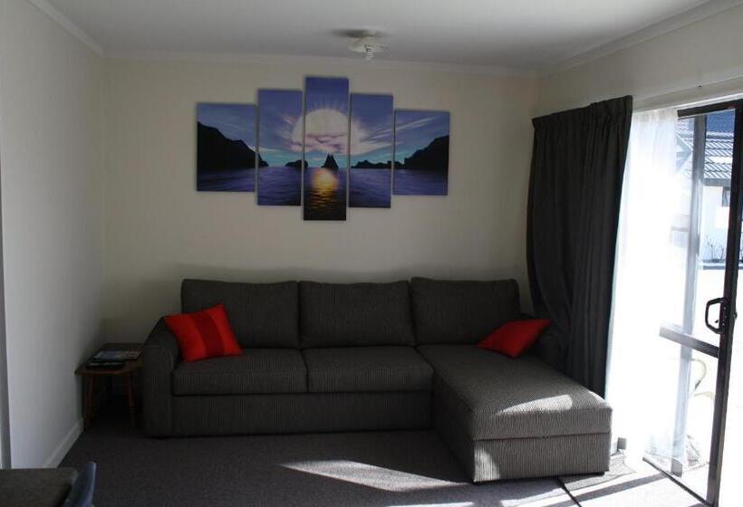 جناح غرفتين نوم, Oxford Court Motel