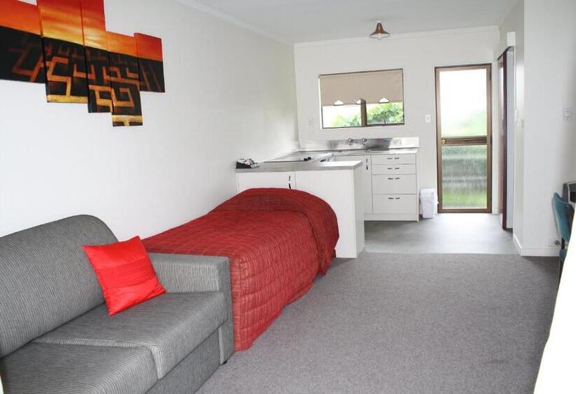 شقة غرفتين, Oxford Court Motel