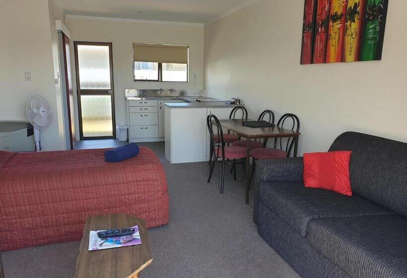 جناح غرفتين نوم, Oxford Court Motel