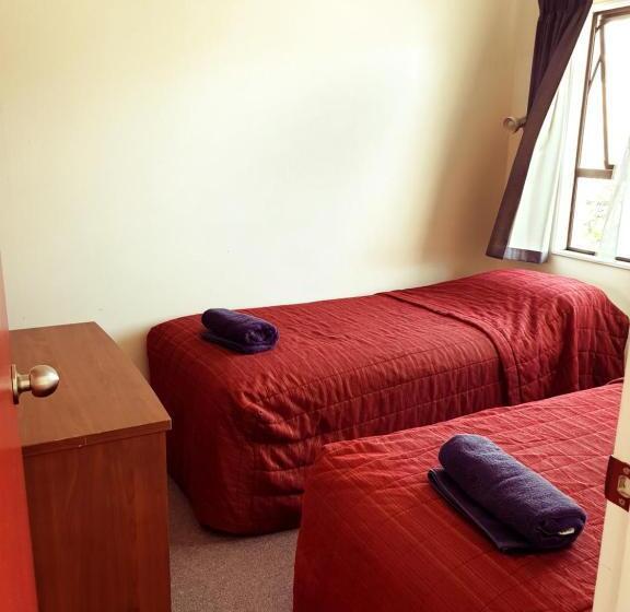 جناح غرفتين نوم, Oxford Court Motel