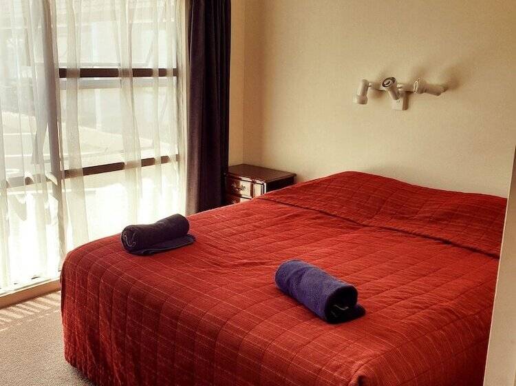 شقة غرفتين, Oxford Court Motel