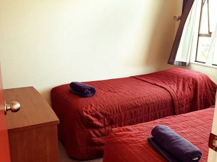 شقة غرفتين, Oxford Court Motel