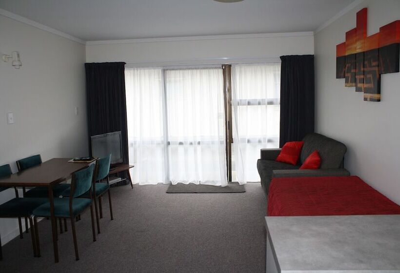 شقة غرفتين, Oxford Court Motel