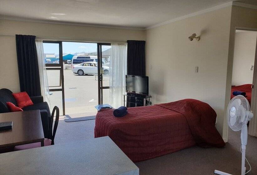 شقة غرفتين, Oxford Court Motel