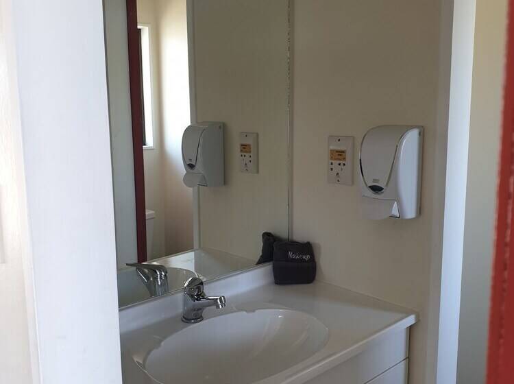 شقة غرفتين, Oxford Court Motel