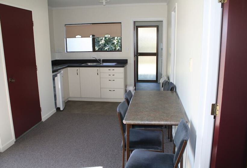 جناح غرفتين نوم, Oxford Court Motel