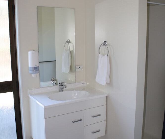 جناح غرفتين نوم, Oxford Court Motel