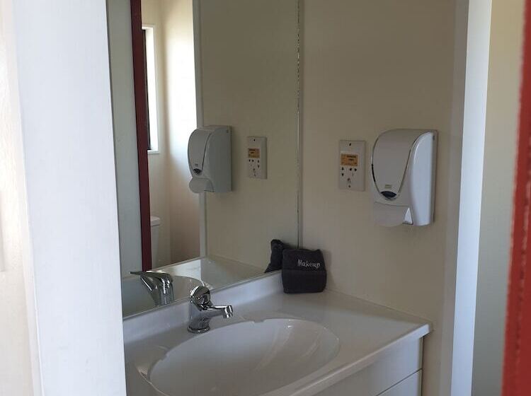 شقة غرفتين, Oxford Court Motel