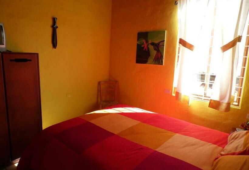 غرفة أساسية, La Casa Amarilla